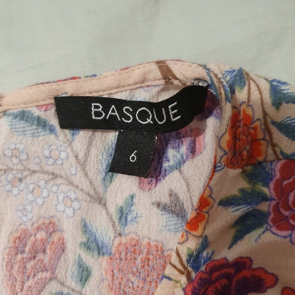 Basque size 6 floral sleeveless top with ruffle side detailing NWOT - Picture 2 of 6